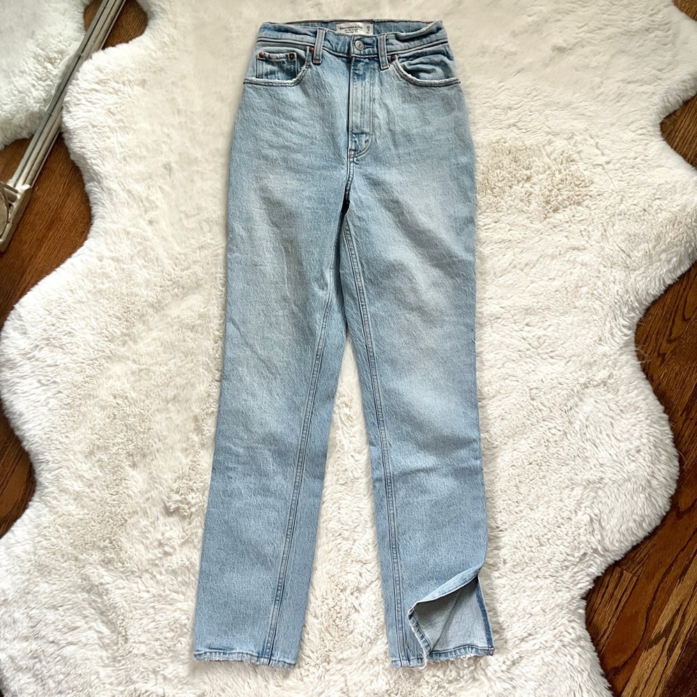 Abercrombie & Fitch Curve Love Ultra High Rise 90s Straight Jean, Light Wash, 25